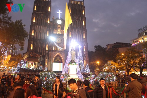 Жители Вьетнама и других стран мира радостно встретили Рождество - ảnh 1